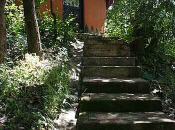 Wasa Lodge: Aufgang zu einem Rondavel