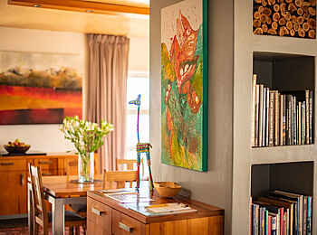 Whalesong Lodge: Wohnlicher Zentralbereich mit Bücherecke Whalesong Lodge: Wohnlicher Zentralbereich mit Bücherecke