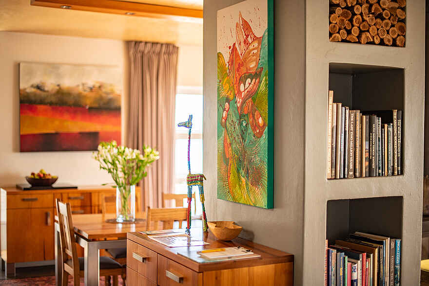 Whalesong Lodge: Wohnlicher Zentralbereich mit Bücherecke Whalesong Lodge: Wohnlicher Zentralbereich mit Bücherecke