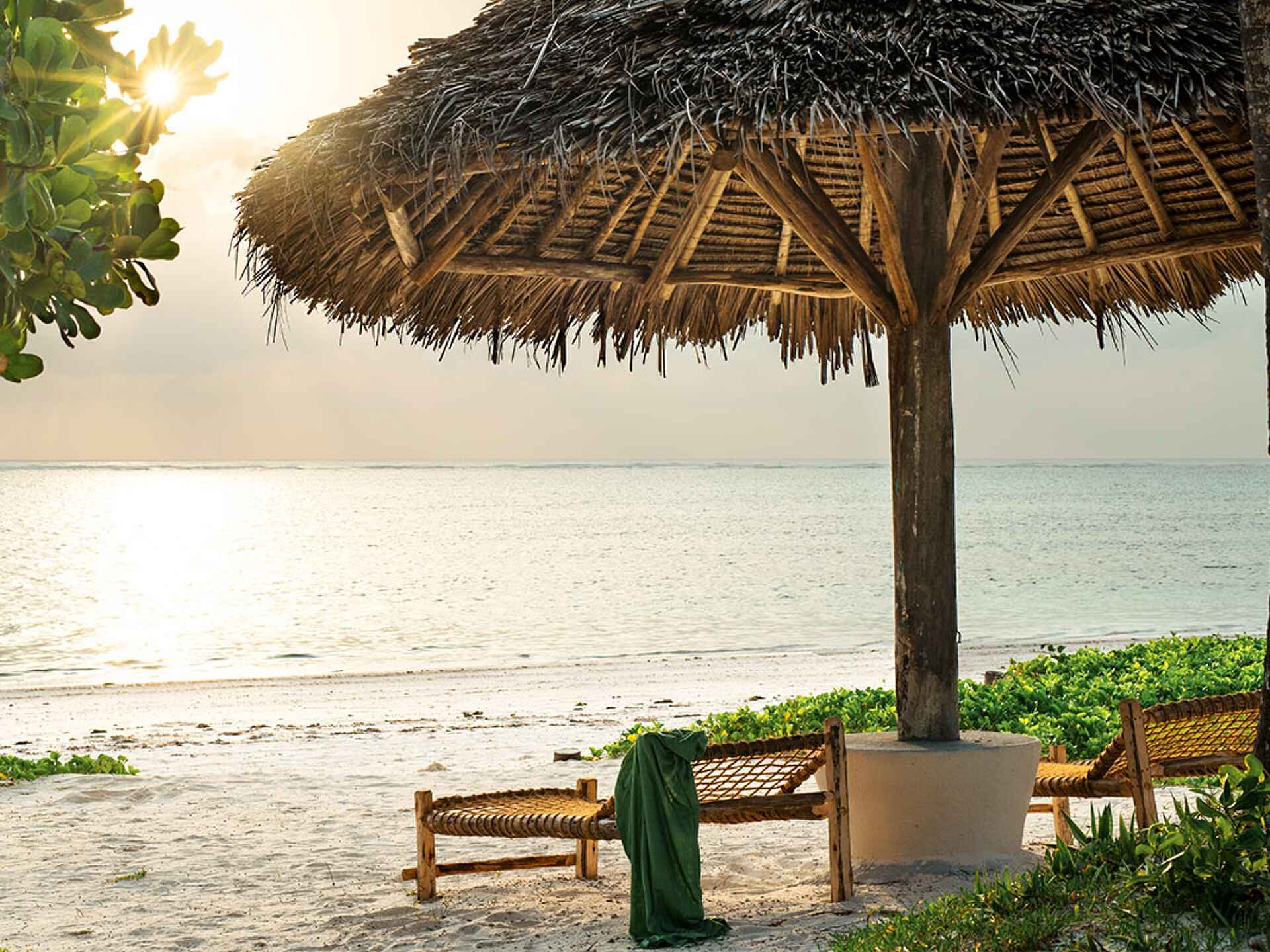 Xanadu Villas: Liegen am Strand Xanadu Villas: Liegen am Strand