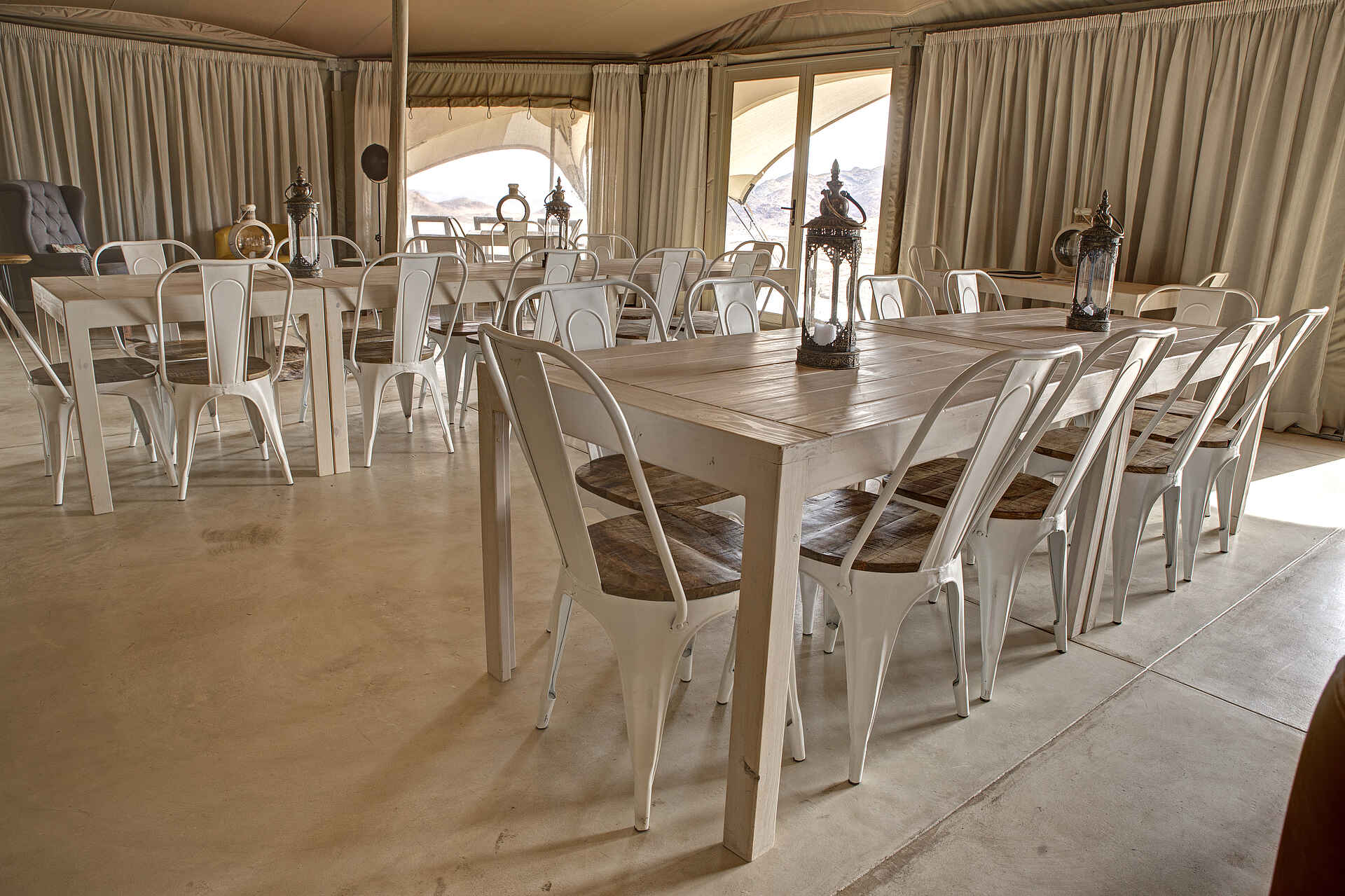 Desert Hills Glamping, Namibia, Wildnis, Wüste, Zelt, Zelte, Essensbereich, Essenszelt, Stühle