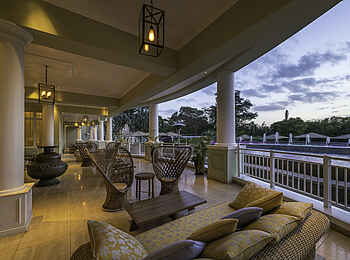 Hemingways Nairobi: Sitzgelegenheiten auf der Veranda Hemingways Nairobi: Sitzgelegenheiten auf der Veranda