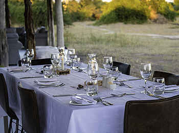 Kuthengo Camp: Esstisch Kuthengo Camp: Esstisch