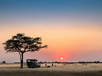 andBeyond Grumeti Serengeti River Lodge: Sundowner in der Serengeti andBeyond Grumeti Serengeti River Lodge: Sundowner in der Serengeti