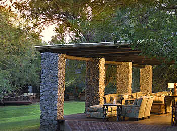 &Beyond Ngala Safari Lodge: Überdachte Lounge-Veranda