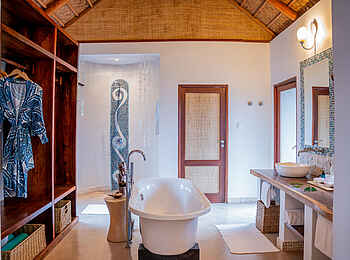 Azura Benguerra Island Retreat: Villa Amazide Bad