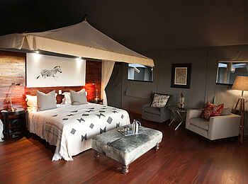 Chitabe Lediba: Blick auf das Doppelbett mit Sofa