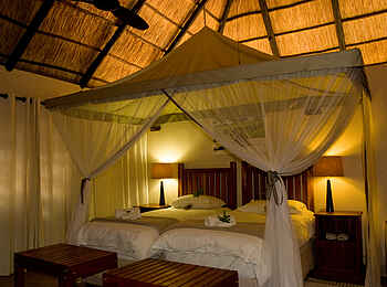 Leopard Lodge: Doppelbett unter dem Reetdach