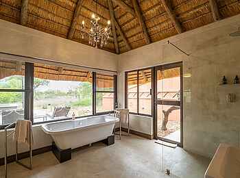 Mohlabetsi Safari Lodge: Das Badezimmer einer Suite Mohlabetsi Safari Lodge: Das Badezimmer einer Suite