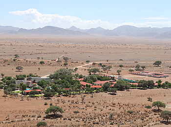 Namib Desert Lodge: Bergkulisse hinter der Anlage Namib Desert Lodge: Bergkulisse hinter der Anlage