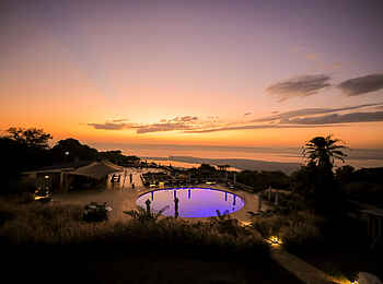 Salt of Akagera Lodge: Sonnenuntergang über dem Swimmingpool