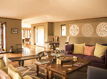 Sayari Camp: Blick durch die Lounge Sayari Camp: Blick durch die Lounge