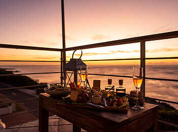 Whalesong Lodge: Sundowner auf dem Balkon Whalesong Lodge: Sundowner auf dem Balkon