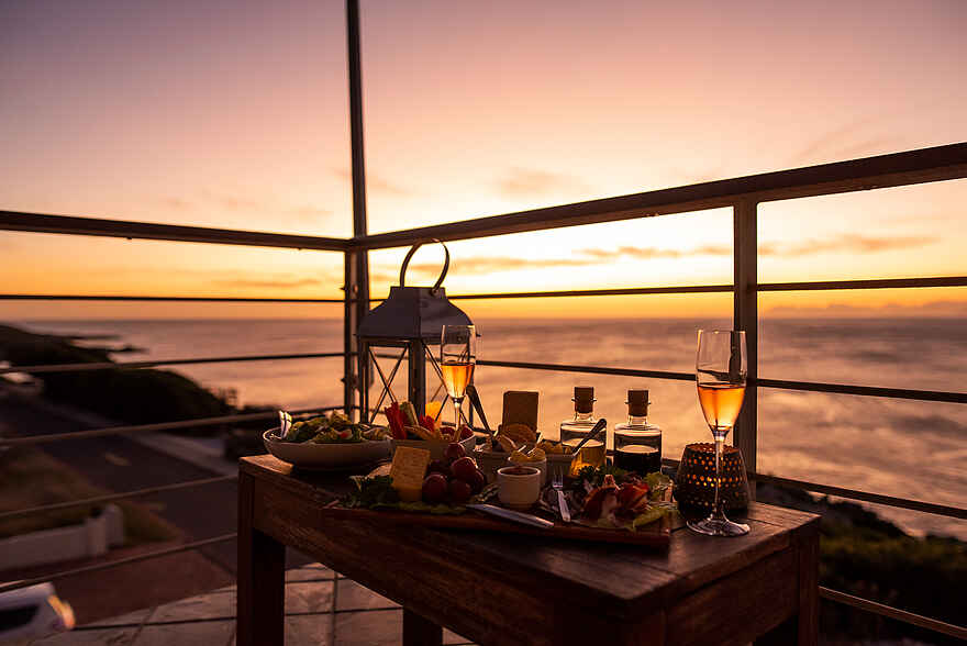 Whalesong Lodge: Sundowner auf dem Balkon Whalesong Lodge: Sundowner auf dem Balkon