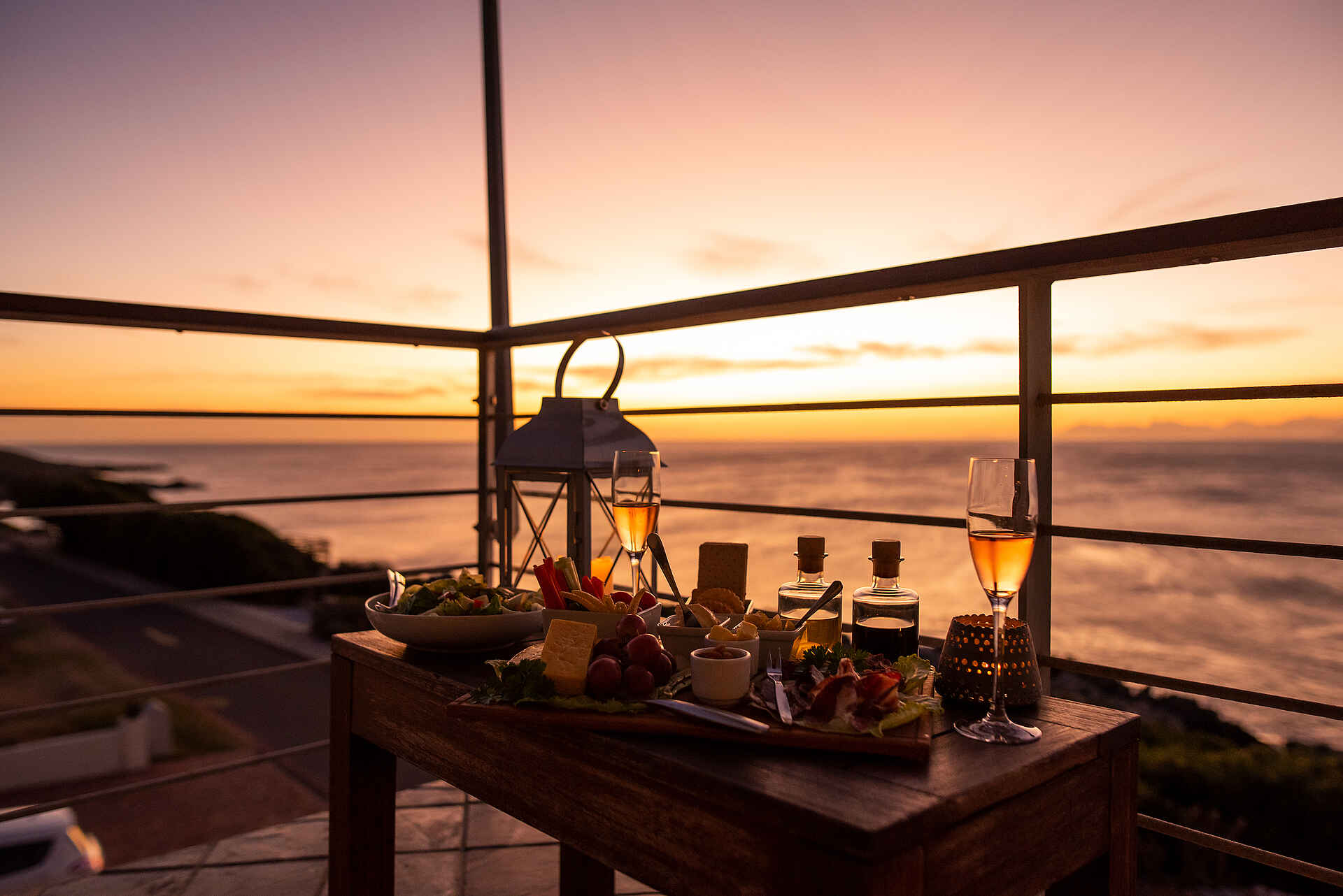 Whalesong Lodge: Sundowner auf dem Balkon