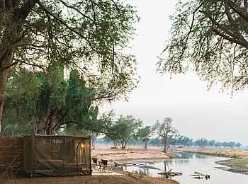 Kutali Flycamp: Gästezelt am Rand des Kulefi Islands Kutali Flycamp: Gästezelt am Rand des Kulefi Islands