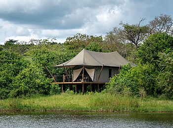 Magashi Camp: Blick vom See auf eines der Zelte