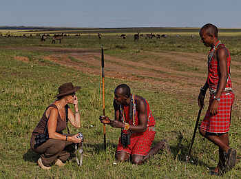 Mara Bush Camp: Erklärungen beim Bush Walk Mara Bush Camp: Erklärungen beim Bush Walk