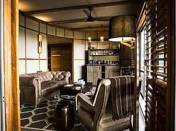 Mombo Camp: Lounge- und Barbereich Mombo Camp: Lounge- und Barbereich