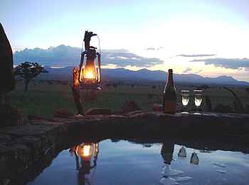 Apoka Safari Lodge: Sonnenuntergang mit Sekt