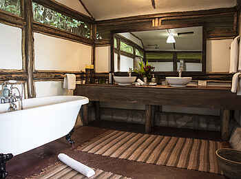 Buhoma Lodge: Badewanne und Waschtisch