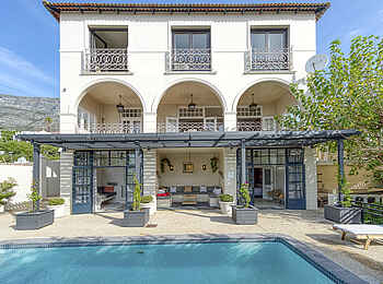 De Tafelberg Guesthouse: Blick auf den Pool und das Guesthouse