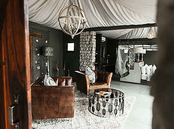 Etosha Oberland Lodge: Blick in den Wohnbereich Etosha Oberland Lodge: Blick in den Wohnbereich