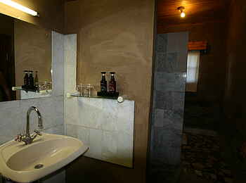 Fort Sesfontein: En-suite Bad und Zimmer sind durch eine Schiebetür getrennt