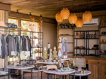 Little Duma Tau Camp: Im Shop