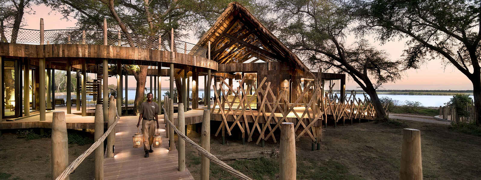 Lolebezi Lodge: Verbindungsstege zwischen den Gebäuden Lolebezi Lodge: Verbindungsstege zwischen den Gebäuden