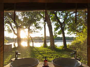 Luambe Camp: Blick aus dem Bad im Gästezelt auf den Luangwa River Luambe Camp: Blick aus dem Bad im Gästezelt auf den Luangwa River