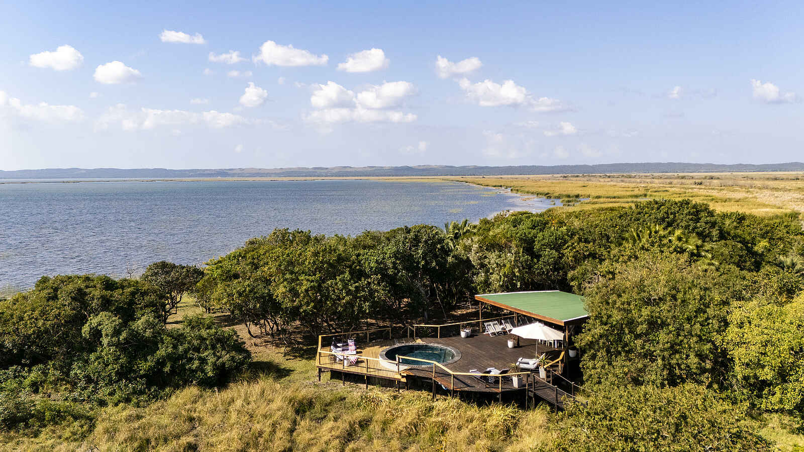 Makakatana Bay Lodge: Die Lodge aus der Vogelperspektive Makakatana Bay Lodge: Die Lodge aus der Vogelperspektive