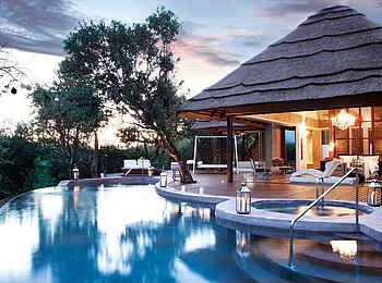 Molori Safari Lodge: Pool- und Terrassenbereich der Metsi Presidential Suite