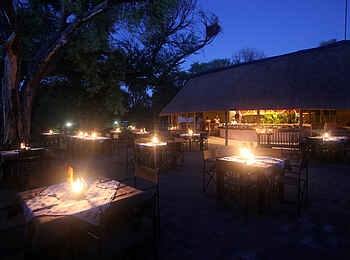 Nata Lodge: Restaurant abends Nata Lodge: Restaurant abends