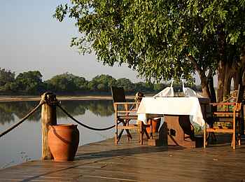Nkwali Camp: Lunch-Time auf dem Deck
