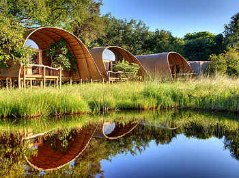 Okuti Camp: Chalets am Kanal