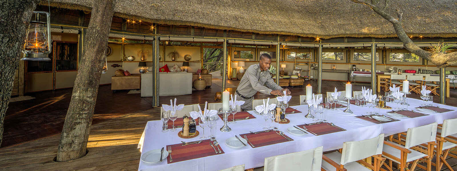 Setari Camp: der Essbereich auf der Terrasse Setari Camp: der Essbereich auf der Terrasse