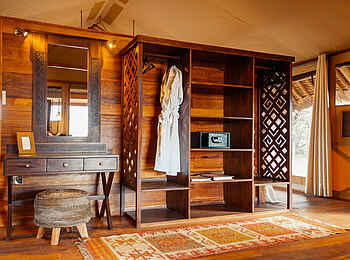 Soroi Larsens Camp: Die Ankleide in einem Zelt Soroi Larsens Camp: Die Ankleide in einem Zelt