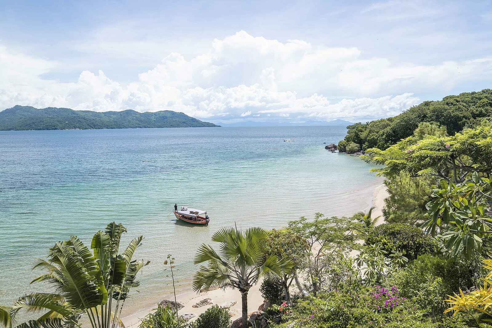Time + Tide Tsara Komba: Die Bucht mit Blick auf das Festland Time + Tide Tsara Komba: Die Bucht mit Blick auf das Festland