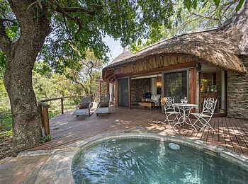 Tintswalo Safari Lodge: Der Pool einer Explorer Suite