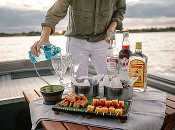 Tsowa Safari Island Lodge: Sundowner auf dem Boot