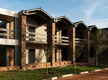 Akagera Game Lodge: Zimmerblock und junge Palmen Akagera Game Lodge: Zimmerblock und junge Palmen
