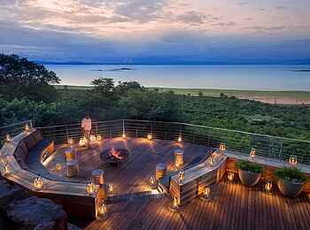 Bumi Hills Safari Lodge: Feuerschale auf der Aussichtsplattform Bumi Hills Safari Lodge: Feuerschale auf der Aussichtsplattform