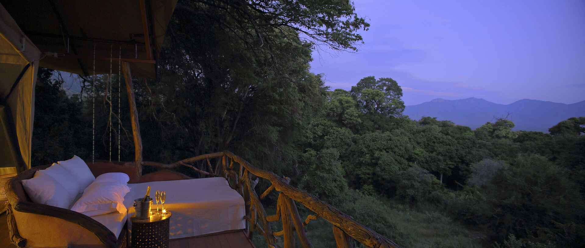 Mathews Mountain Range, Namunyak Conservancy, Sarara Tree, Singing Wells, Bett, Gästezelt, Laterne, Veranda, Afrikarma, Afrikarma Safaris, Afrikarma Safaris - Wildnis. Hautnah., Afrikarma.de