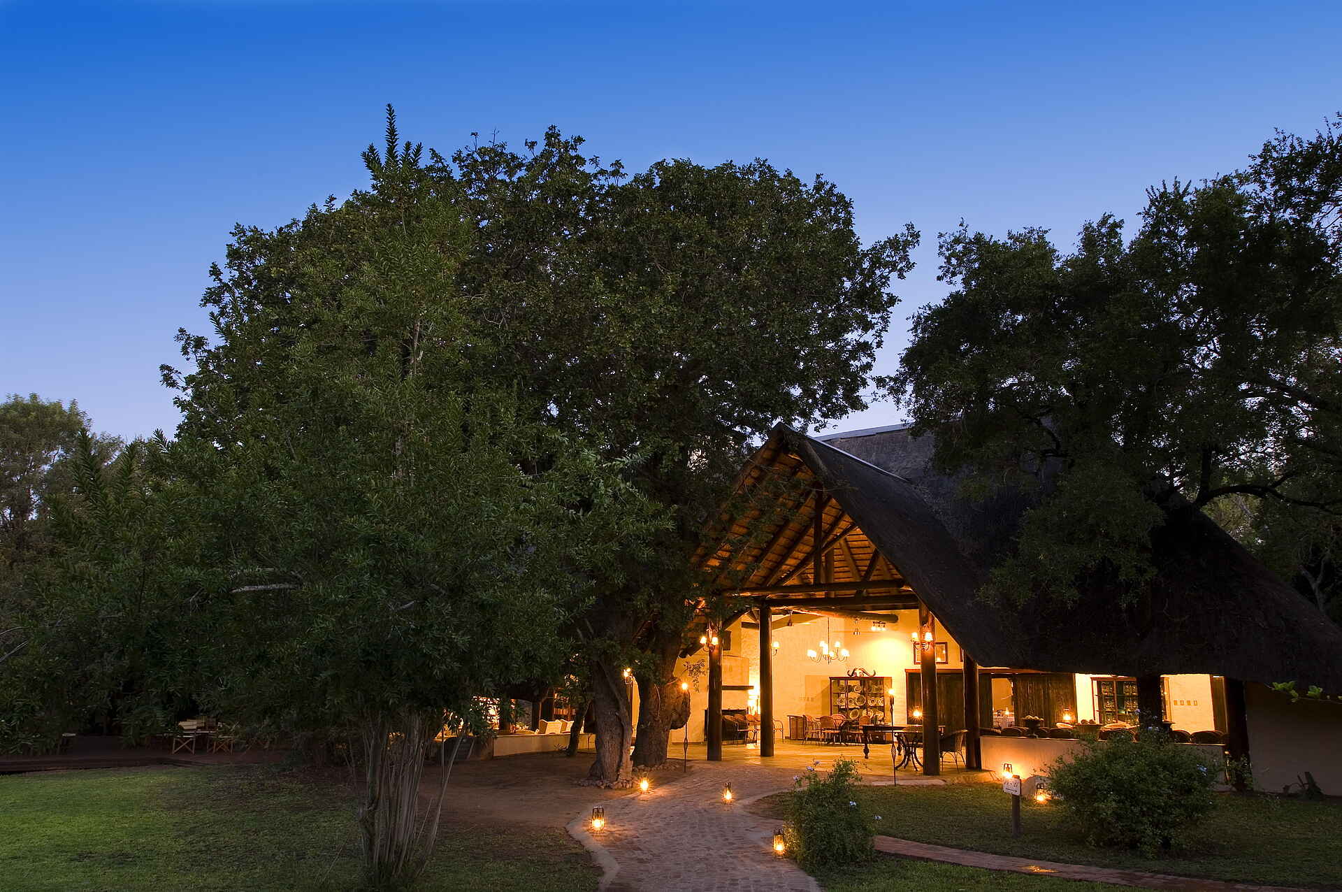 &Beyond, Krüger Nationalpark, Ngala Safari Lodge, Südafrika, Abend, Gelände, Haupthaus, Laternen, Lounge, Umgebung, Vegetation, Afrikarma, Afrikarma Safaris, Afrikarma Safaris - Wildnis. Hautnah., Afrikarma.de
