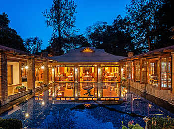 Arusha Coffee Lodge: Main Area mit Pool