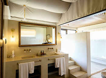 Gmundner Lodge: Badezimmer der Familien Suite Gmundner Lodge: Badezimmer der Familien Suite