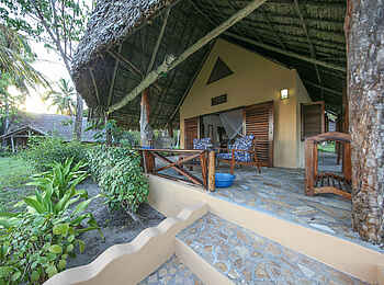 Kinasi Lodge: Veranda des Germany Bungalows Kinasi Lodge: Veranda des Germany Bungalows