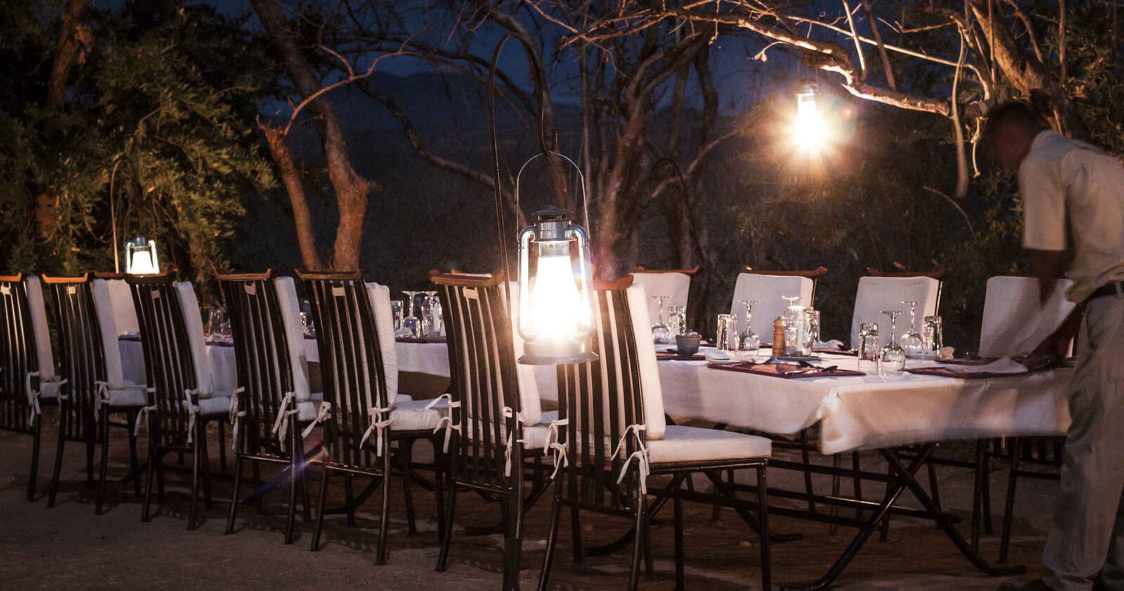 Kwihala Camp: Tafel im Freien Kwihala Camp: Tafel im Freien