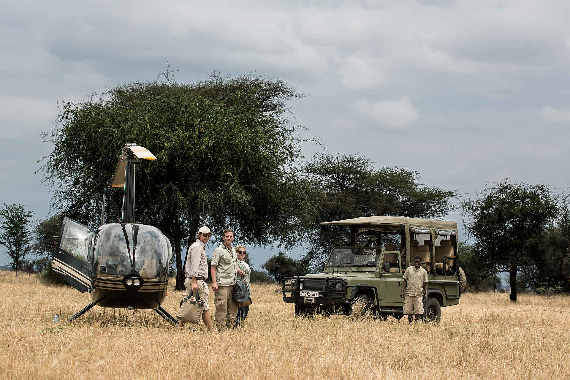 Little Chem Chem: Hubschraubersafari Africa, Afrika, Afrikarma, Aktivitäten, Anti-Wilderei, Buschwanderungen, Fabia Bausch and Nicolas Negre, Fabia Bausch und Nicolas Negre, Familie, Heißluftballon-Fahrten, Hubschrauber-Safaris, Information, Informationen, Kaiti, Kinder, Little Chem Chem, Manyara, Massai Dörfer, Nachhaltigkeit, Nachtpirschfahrten, Naturschutz, Nordtansania, Pirschfahrten, Reise, Reisen, Safari, Tansania, Tanzania, Tarangire Fluss, Tarangire National Park, Tarangire River, Tarangire-Nationalpark, Urlaub, Vollpension, Walkingsafaris, www.afrikarma.de, Gäste und Guides, Hubschrauber, Hubschrauberpilot und Gäste, Hubschraubersafari, Safari aus der Luft, Safari von oben, Safarifahrzeug, Safarihubschrauber, Safarihubschrauber von vorne, Burungi See, Lake Burungi, north tanzania, Bilder, Buchen, Buchung, Chem Chem Wildlife Concession, Reiseveranstalter, chem chem lodge, Helikopter